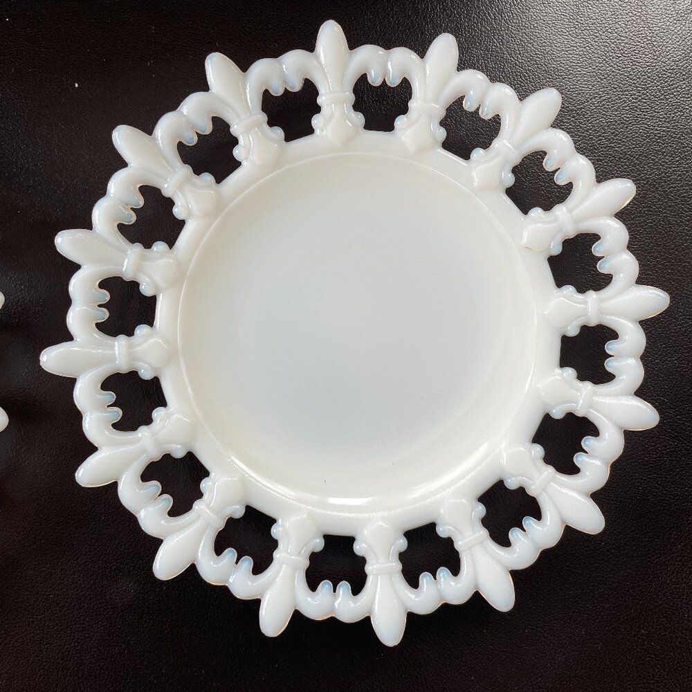 Antique Westmoreland Milk Glass Plate-Fleur de Lis Border Design-7”